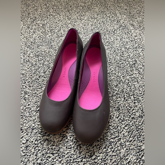 CROCS Shoes - Crocs A-Leigh Womens Sz 11 Closed Toe Wedge Shoes Leather Espresso Wedge Heels